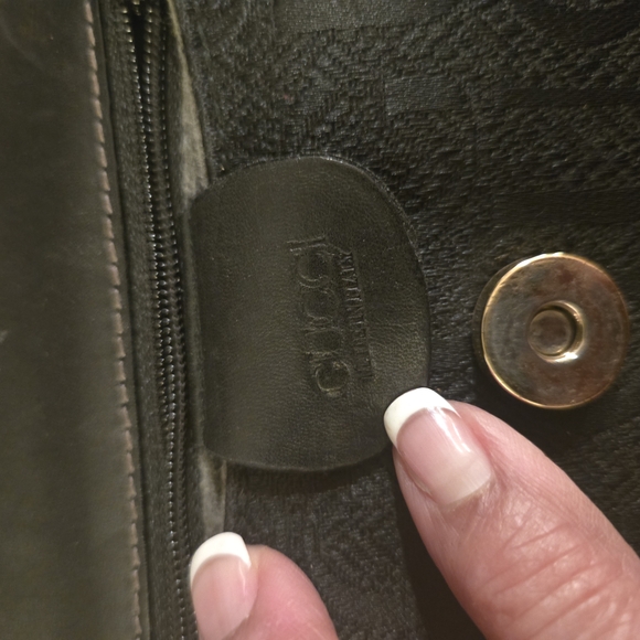 Elegant Black Vintage Gucci Shoulder Bag - Picture 10 of 14